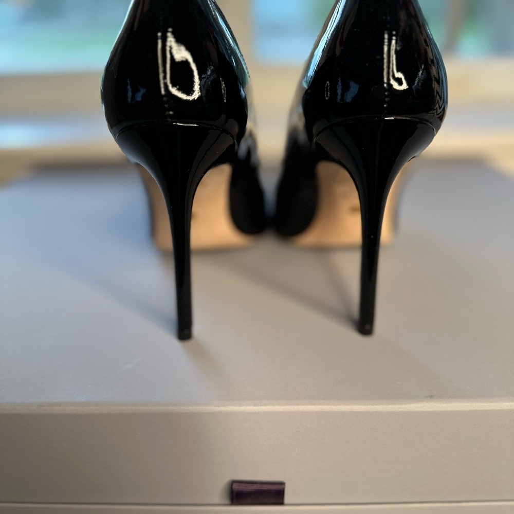 Stuart Weitzman 100 scalloped patent-leather pumps. - Picture 8 of 9